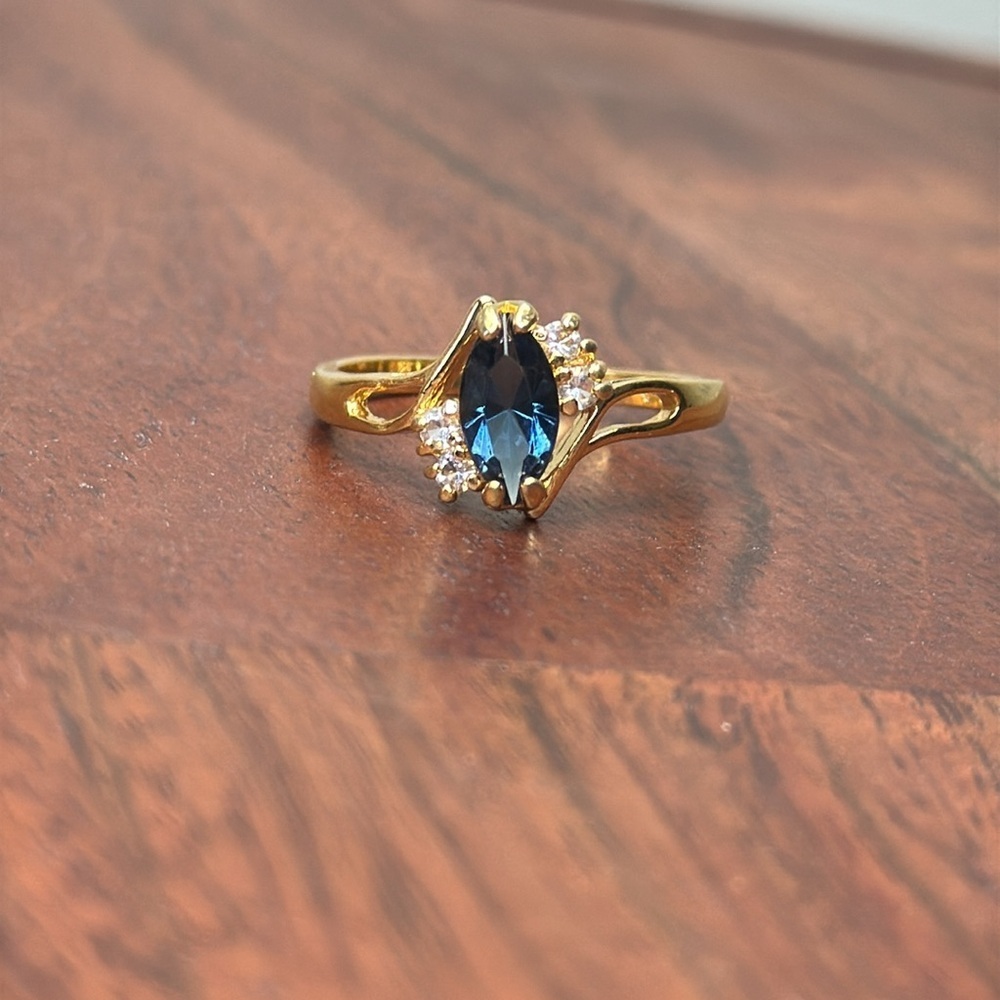 Vintage Gold & Blue Stone Ring - Picture 12 of 12